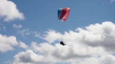 Gudauri, Gürcistan - 27 Eylül 2021: Bulutlar arasında gezinen turist ve eğitmen.