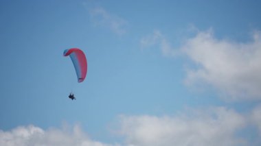 Gudauri, Gürcistan - 27 Eylül 2021: Bulutlar arasında yamaç paraşütü.