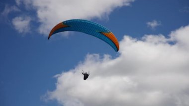 Gudauri, Gürcistan - 27 Eylül 2021: Bulutlar arasında Paragliding