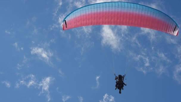 格鲁吉亚古道里 2021年9月27日 游客和导师在天空下滑行 — 图库视频影像