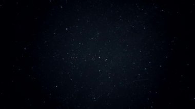 Meteor düşerken yıldızlarla dolu güzel bir gece arkaplanı. Zaman ayarlı, doli çekim. 