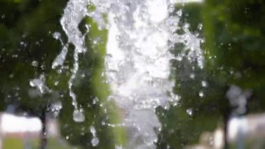 Şehrin fıskiyesinden gelen su damlaları havaya sıçrıyor. Ağır çekim, yakın çekim.. 