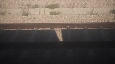 Pencereden tren raylarına bakarken trene binmek.. 