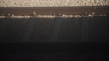 Hareket halindeki bir trenin raylarına bakıyorum.. 