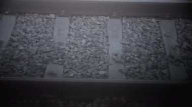 Hareket halindeki bir trenin raylarına bakıyorum. Yavaş çekim. 