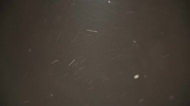 Soyut kar tanecikleri havada hızla süzülüyor.