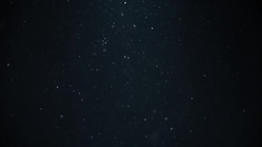 Havada dolaşan doğal beyaz toz parçacıklarının arka planı. Yavaş çekim. 