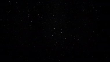 Siyah zeminde yüzen gerçek toz parçacıkları. Yavaş çekim. 