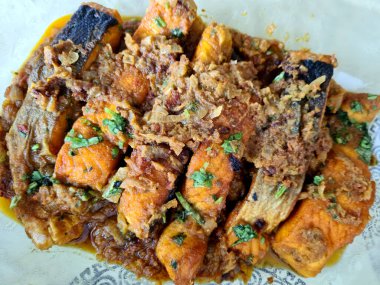 Kızarmış balık tabakta köri pişirdi. Akşam yemeği için lezzetli deniz ürünleri.. 