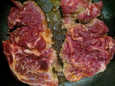 Biftek pişirmeye hazır. Lezzetli et.. 