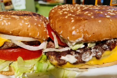 Barger Food Vintage Manzarası. Tavuk Barger tabakta. Bulanık arkaplan.