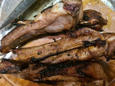 Koyun bifteği yemekte pişmiş. Kuzu eti lezzetli..