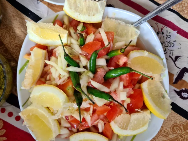 Vegane Schüssel Mit Gurkenscheiben Kirschtomaten Zitronenscheiben Pfeffer Und Salz Gemischt — Stockfoto