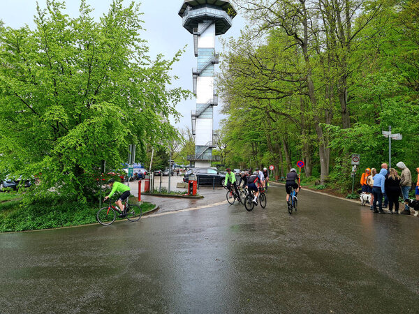 Германия - 14 мая 2021 года: Башня короля Будевейна. Три точки суши - Нидерланды, Бельгия и Германия. Три точки Ваала. Люди ездят на велосипеде. 