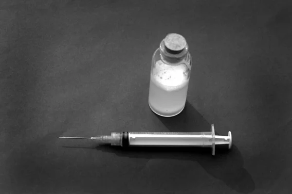 Σύριγγα Φιάλη Εμβολίου Σκούρο Φόντο Ιατρική Περίθαλψη Εξοπλισμό Αντικείμενα Που — Φωτογραφία Αρχείου