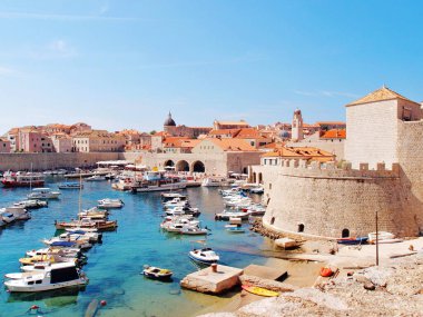 Hırvatistan 'ın Dubrovnik kentindeki eski liman manzarası