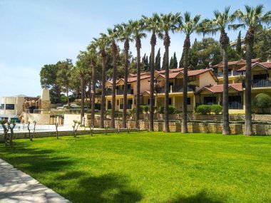 Bahçeli, mavi gökyüzü olan eski bir ev.