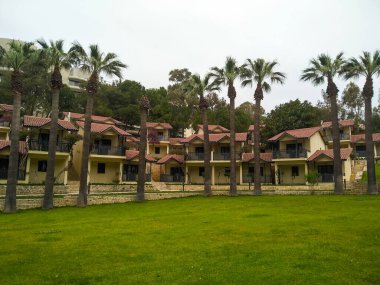 Çimlerin üzerindeki ev. Ada ve en popüler turistik yer..