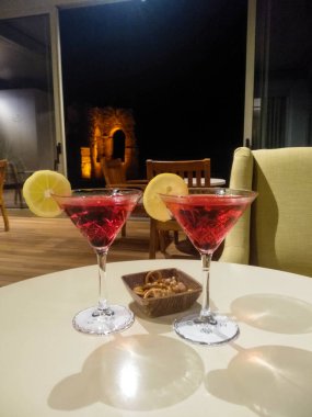 Restoranın arka planında arka arkaya bir bardak martini..