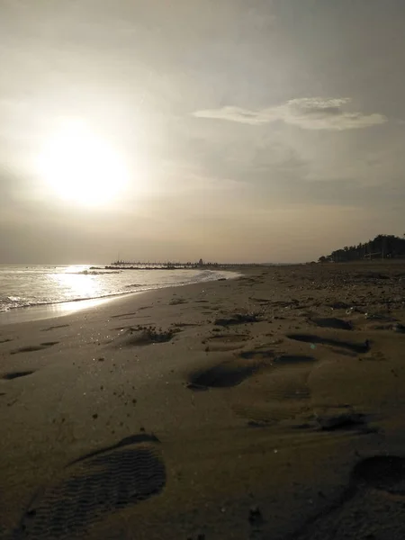 Voetafdrukken Het Zand Het Strand Golven — Stockfoto