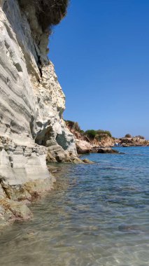 Akdeniz 'in kayalık kıyılarının güzel manzarası
