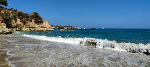 Пляж Голубой Морской Водой Скалами Берегу Залива Греция — стоковое фото