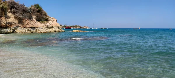 Beautiful Beach Blue Seawater Rocks Coast Bay Greece — ストック写真