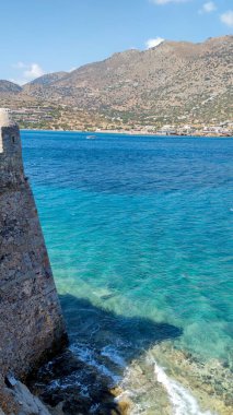 Mavi su ve turkuaz lagün ile Akdeniz manzarası. Yunanistan, Avrupa
