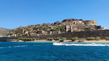 Akdeniz 'deki eski Spinalonga adasının manzarası