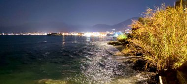 Gece kıyı şehrinin resimli görüntüsü