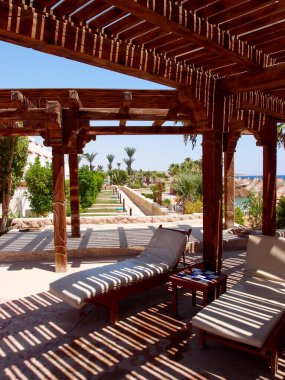 Parktaki boş teras.