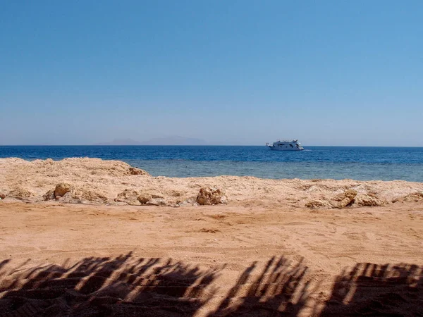 Beach Sand Rocks Sea Waves Pleasure Boat — Stockfoto