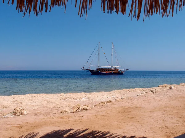 Пляж Голубым Небом Песком Морем Вид Прогулочную Лодку — стоковое фото