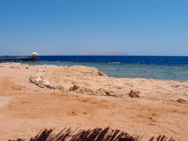 Вид Море Песчаного Пляжа Каменистым Берегом — стоковое фото