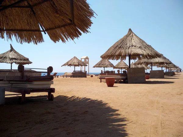 Sillas Playa Sombrillas Orilla Arenosa — Foto de Stock
