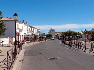 Eski sahil kasabasının çatılarının manzarası