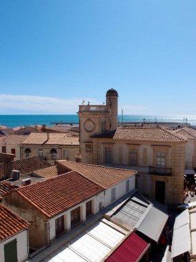 Eski sahil kasabasının çatılarının manzarası