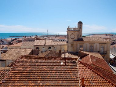 Eski sahil kasabasının çatılarının manzarası