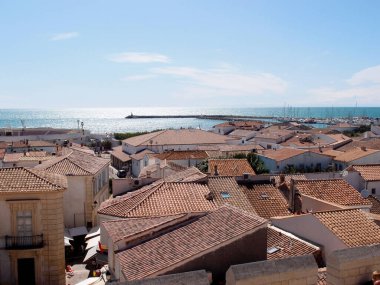 Eski sahil kasabasının çatılarının manzarası