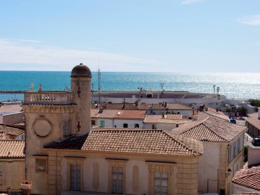 Eski sahil kasabasının çatılarının manzarası