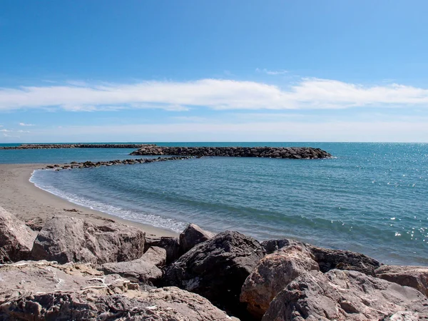 Pohled Prázdnou Písečnou Pláž Kameny Kameny Pod Modrou Oblohou — Stock fotografie