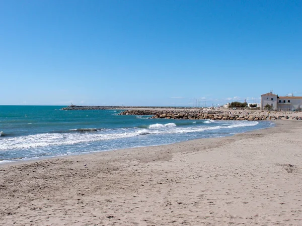 Widok Pustą Piaszczystą Plażę Skałami Kamieniami Pod Błękitnym Niebem — Zdjęcie stockowe