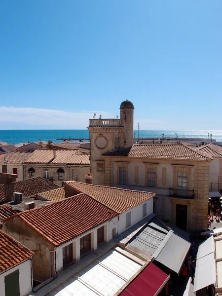 Eski sahil kasabasının çatılarının manzarası