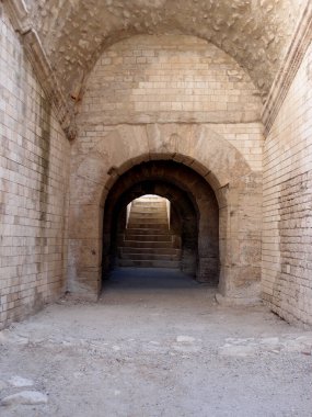 Amfitiyatronun geçidi.