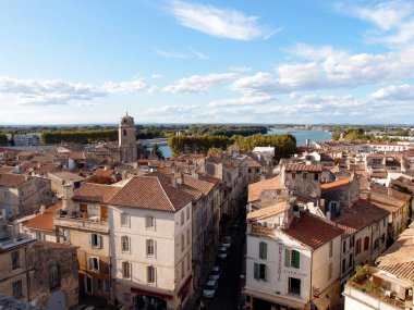 Eski Arles kasabasının havadan görünüşü