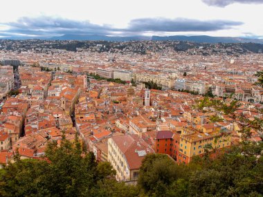 Nice 'teki eski şehrin panoramik görüntüsü, Fransız Rivierası (Alpes-Maritime, Provence-Alpes-Cte dAzur, Fransa), kaleden (batıya bakan)).