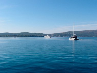 Körfezdeki eğlence yatlarının güzel manzarası. Arka planda dağlar var.