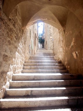Eski binanın merdivenleri Eski şehrin merkezinde güzel bir yaz günü 
