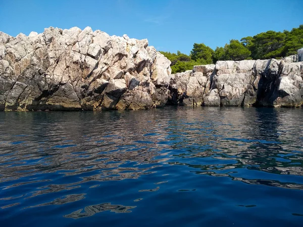 Beautiful View Rocky Coast Island Forest Blue Sky Background View — Stock Photo, Image