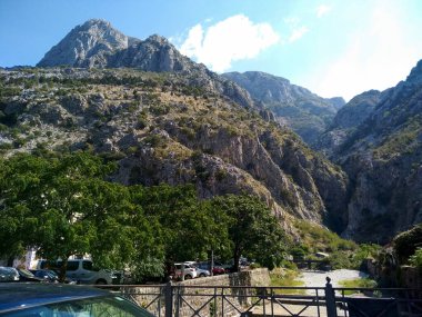 Nehirli, ağaçlı, dağlı güzel dağ manzarası